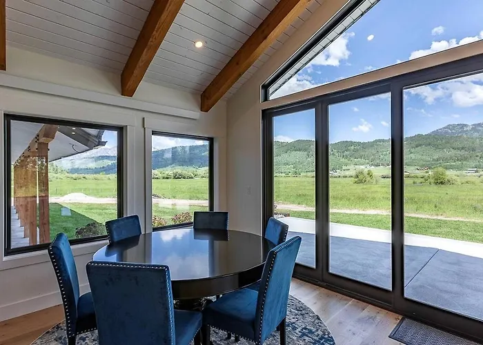 Scenic Riverside With Private Trail Access And Fly Fishing Near Alpine, Wyoming Holiday home